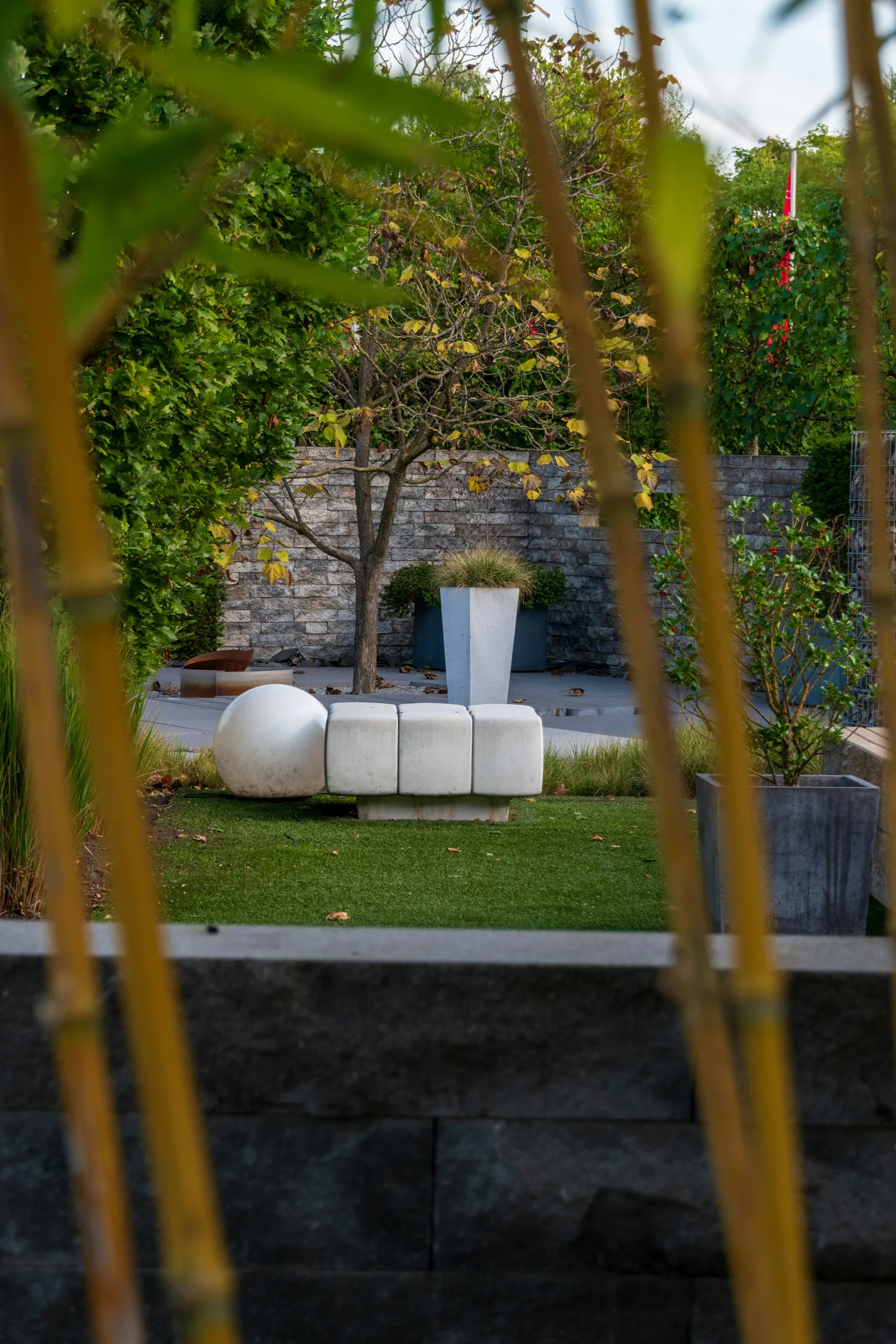 Jardín moderno minimalista con formas geométricas